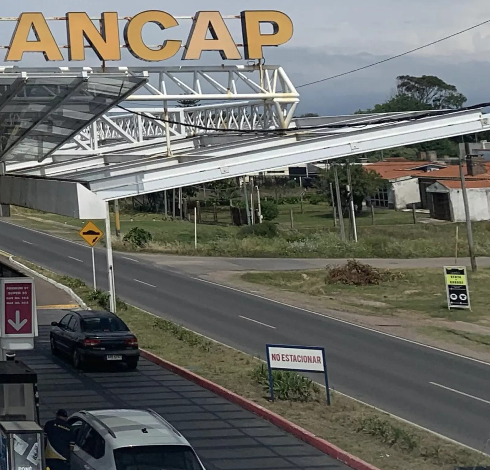 Frente de la estación de servicio ANCAP sobre la Rambla Costanera
